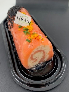 Roulé de saumon fumé, avocat graines de Sésames noir