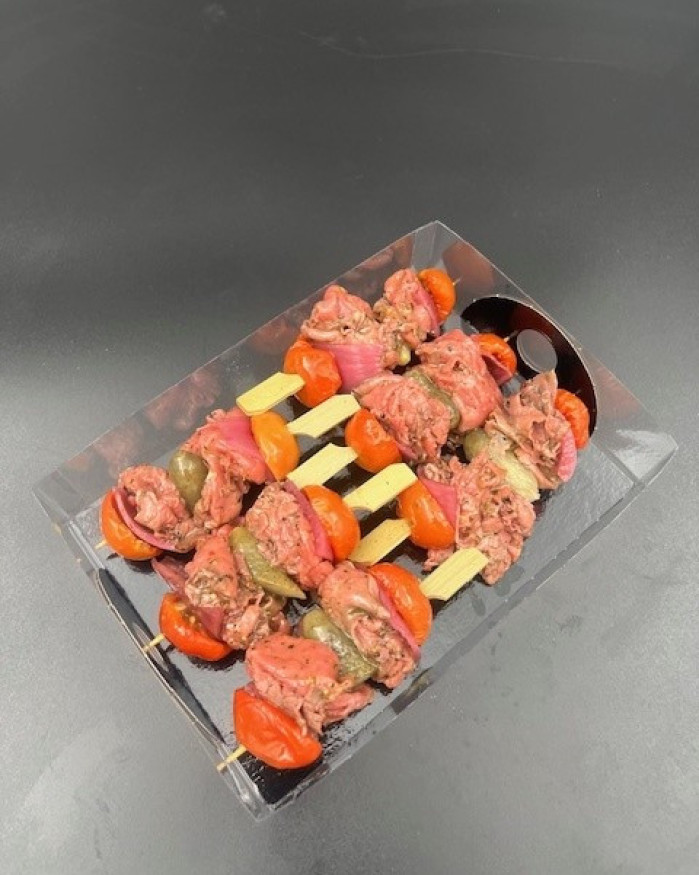 Mini brochette chiffonnade de rosbif cuit pickles d'oignons 
