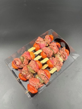 Mini brochette chiffonnade de rosbif cuit pickles d'oignons 