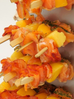 Mini-brochette gravlax de saumon mangue